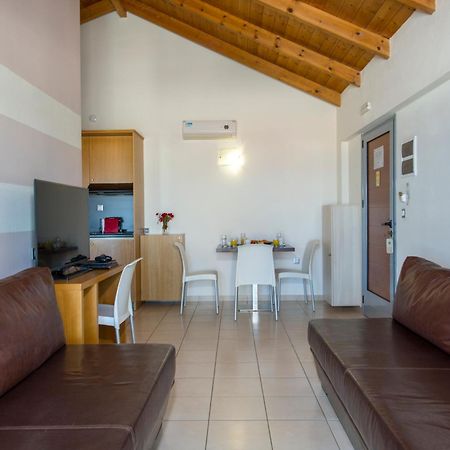 Isida Hotel Agia Marina 外观 照片