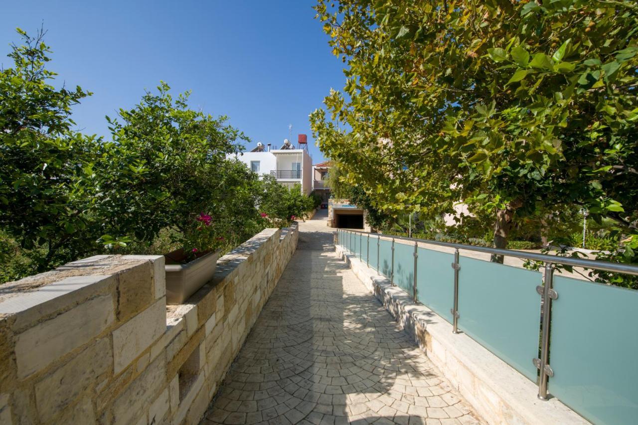 Isida Hotel Agia Marina 外观 照片